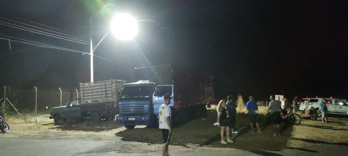 Foto 8 de 13 — AGORA: Manifestantes pró-Bolsonaro param caminhões na Washington Luís em Araraquara